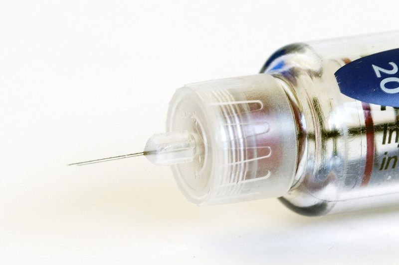 Durch Überbestromung wird die Injektionsnadel schneller und somit wesentlich schmerzloser für den Anwender bewegt. (Bild: Red Magnetics/Intertec Components)