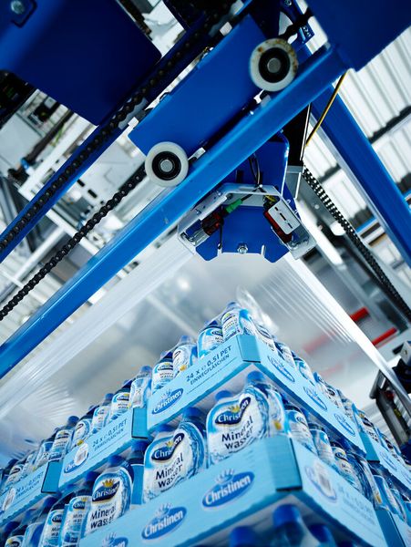 Die Folie wird vor dem Verpacken zuerst überdehnt, dann zieht sie sich um den Stapel zusammen. (Bild: Beumer Group)