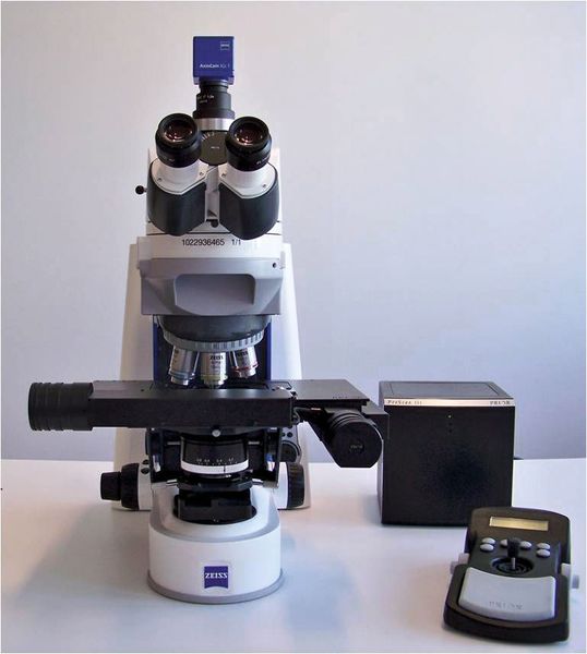 Abb. 2: Einfache XY-Automatisierung eines aufrechten Statives mit Prior-Scanningtisch und ProScan-III-Steuerung mit Joystick.  (Bild: Prior Scientific)
