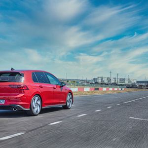 Angetrieben wird der GTI von einem Vierzylinder mit 180 kW/245 PS und 370 Newtonmeter Drehmoment.(Bild:  VW)