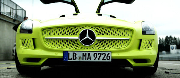 Mercedes-AMG stellt einen neuen Rundenrekord in der „Grünen Hölle“ auf: Das SLS AMG Coupé Electric Drive bezwingt die Nürburgring-Nordschleife in 7:56,234 Minuten (Bild: Mercedes-AMG)