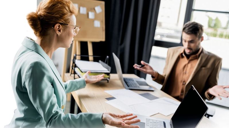 Also bitte; das konnte doch keiner wissen. So eine reflexartige Abwehrhaltung hilft bei einem Sachmangel nicht weiter. Der Verkäufer haftet und muss für Abhilfe sorgen.(Bild:  © LIGHTFIELD STUDIOS - adobe.stock.com)