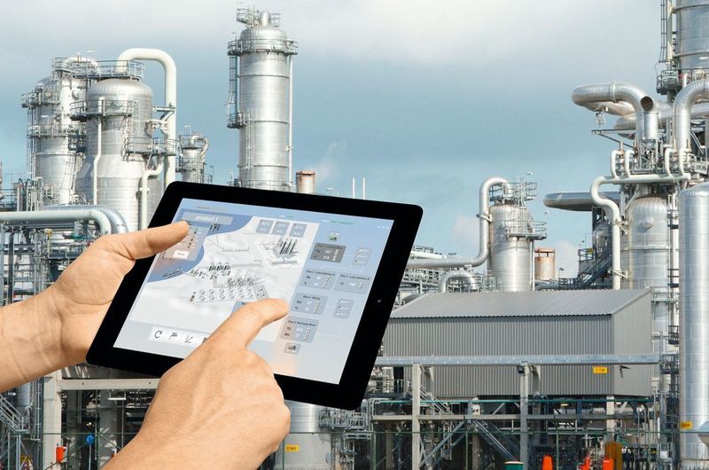 Smart devices provide guidance for the service team on their inspection rounds and make it possible to document all activities on the spot.  (Phoenix Contact)