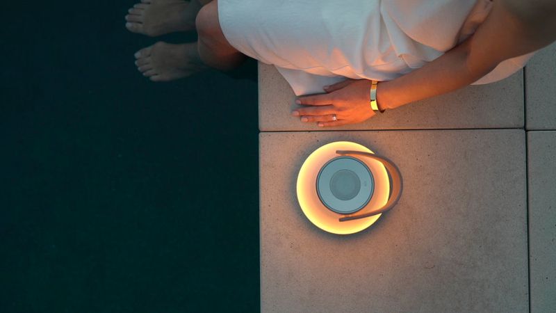 Für warme Sommernächte eignet sich die UMA Bluetooth Speaker Lantern perfekt. Sie sorgt für Licht und Musik. Bei www.chaplins.co.uk kostet die Lautsprecher-Laterne 546 Euro. (Chaplins Furniture)