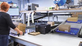 Alles im Griff – einschließlich der Packmittel: So sieht ein ergonomischer Kommissionierarbeitsplatz aus. (Bild: F&K)
