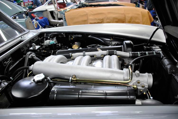 Heute vielfach verpönt: eine Restaurierung „besser als neu“. Während so mancher Restaurator z. B. das Ansaugrohr des 300 SL auf Hochglanz poliert – es sieht halt schick aus – wird bei Kienle heute streng nach Werksstandard gearbeitet. Und der heißt „gussrau“. Ach so, auch scheinbare Banalitäten wie einen Schlauchbinder lässt der Mercedes-Spezialist heutzutage wieder nach alten Vorlagen nachfertigen und greift nicht in die Normteilekiste aktueller Produktion. (Dominsky/»kfz-betrieb«)