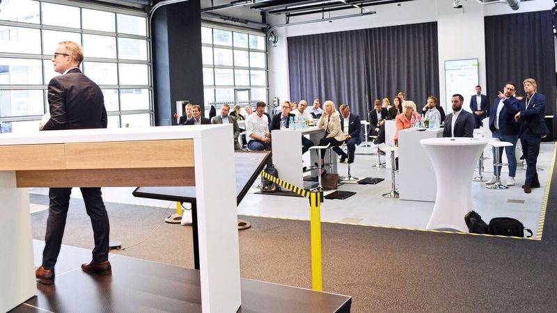 Die lang erwartete Studie zu den Zukunftsmodellen für den Autohandel präsentierten die Marktforscher vom Institut für Automobilwirtschaft (IfA) und ICDP in der Zukunftswerkstatt 4.0 in Esslingen.  (Bild: Jens Rehberg – »kfz-betrieb«)