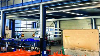 Auf dem neuen Hallen-Podest sind die insgesamt sieben Schweißarbeitsplätze untergebracht.  Unter dem Podest wurde längsseits eine Ansaugrohrleitung montiert. (Bild: Teka)