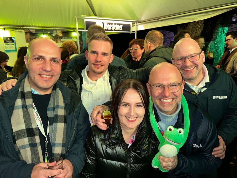 Das ZOTAC-Team fragt sich, ob nach dem Mitternachtskuss aus dem Frosch ein Prinz oder eine Prinzessin wird. (Bild: Vogel IT-Medien)