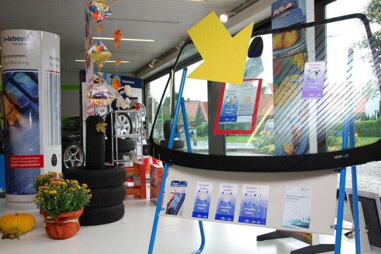 Blickfang im Kundenzentrum ist die Deko. (Foto: Rubbel)