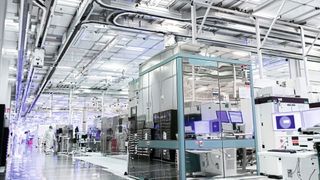 Facilities for 3-nm manufacturing processes in a cleanroom of Intel's Fab 34: Intel Foundry plans to ramp up production in Leixlip, Ireland, and is investing an additional 5 billion euros in the site's expansion. (Image: Intel)