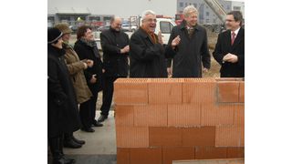 Grundsteinlegung des neuen AL-Elektronik- Gebäudes (von links nach rechts): Edeltraud Both, Franziska Geiß, Heidrun Mislak, Udo Mislak (alle AL), Jürgen Roth (Wirtschaftsdezernent Stadt Braunschweig), Ingo Loof (Wirtschaftsförderer Stadt Braunschweig), Wilfried Both (AL) (Archiv: Vogel Business Media)