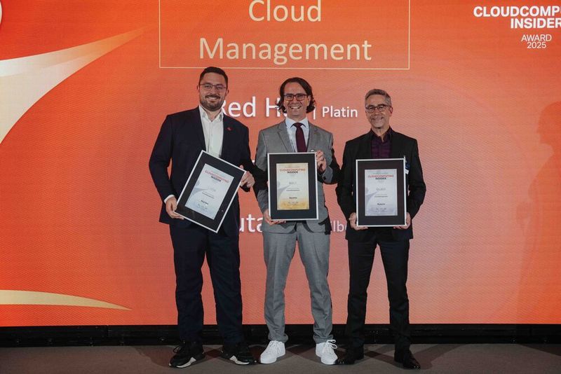 Die Gewinner in der Kategorie „Cloud Management“: Silber für Nutanix, Gold für Bechtle und Platin für Red Hat. Die Preise nahmen in dieser Reihenfolge (v. r.) Horst Robertz, Falk Pfitzer und Jonas Janz für ihre Unternehmen entgegen. (Bild: Manuel Emme Fotografie)