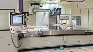 Die neue, lineargeführte Bettfräsmaschine KT 4700 von MTE mit einer Heidenhain-Steuerung TNC 640 und einem 4200 mm langen Aufspanntisch mit seitlich integriertem Drehtisch von 1400 x 1600 mm. (Bild: Klaus Vollrath)