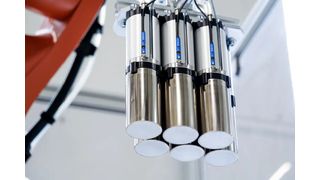 Und was die Batteriefertigung angeht, so kann Schmalz den Magnetgreifer SGM-SV-BY anbieten, der etwa Rundzellen im Rahmen von schnellen Handhabungsprozessen sicher packt. (Bild: J. Schmalz)