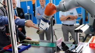 Im Praxisteil der Veranstaltung wurde MRK für die Teilnehmer erlebbar. Schunk zeigte Cobot-Applikationen live in Aktion. (Sonnenberg)