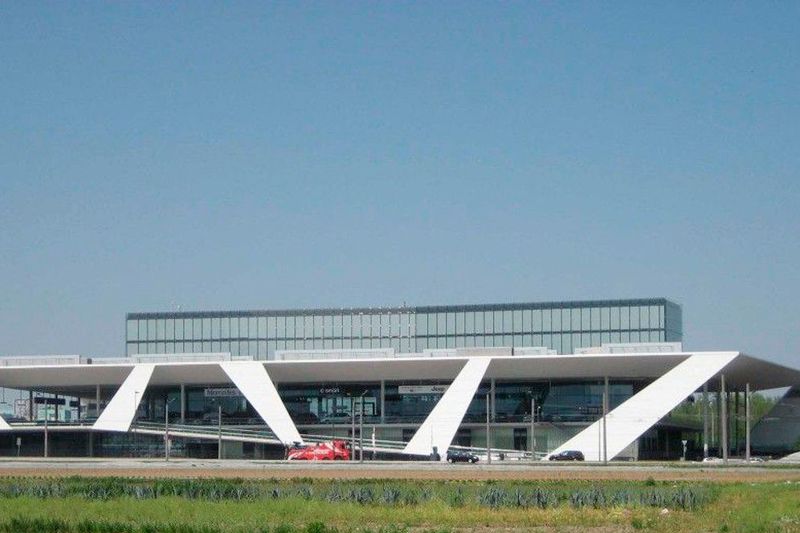 Die Hauptverwaltung in Salburg beiendruckt mit ihrer Architektonischen ausdruckskraft. (Foto: Paapas)