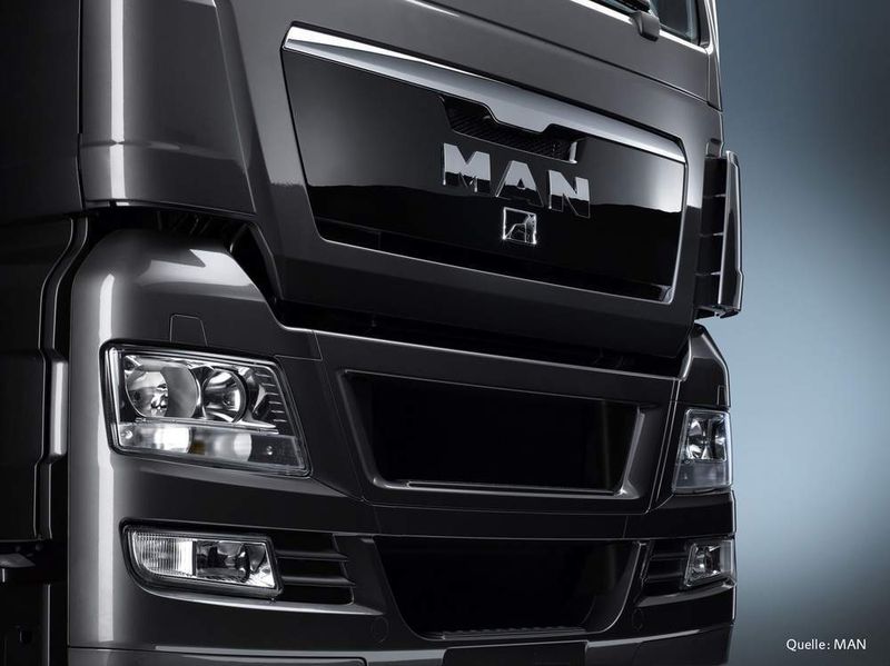 Edel und stark:  Mit der tiefschwarzen, hochglänzenden Deckschicht aus PLEXIGLAS sieht die Kühlerblende im Truck von MAN nicht nur elegant aus – sie trotzt auch Wind und Wetter. (Archiv: Vogel Business Media)