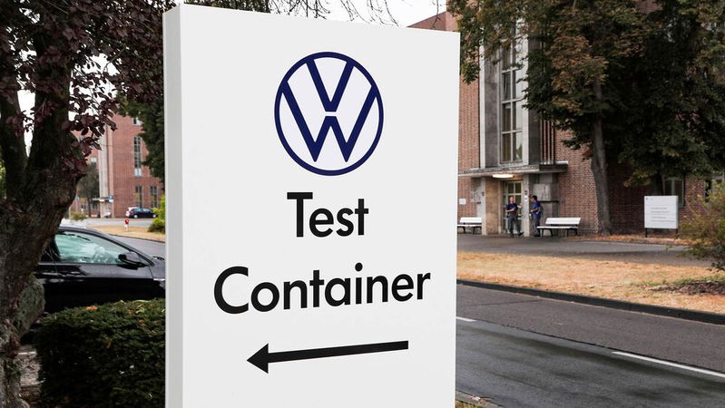 Eigene Testzentren hatte VW kurz nach Ausbruch der Corona-Pandemie bereits installiert. Nun plant der Hersteller auch ein Impfzentrum.(Bild:  Volkswagen)