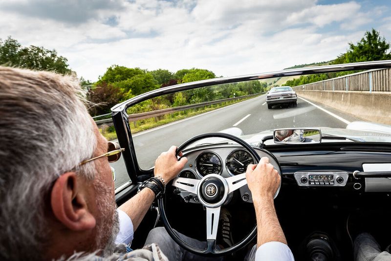 Mal Sonne, mal leichte Wolken, das alles bei 20 Grad. Oder anders ausgedrückt: perfektes Oldtimercruisingwetter. (Stefan Bausewein)