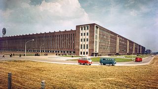 1950 begann VW, im Werk Wolfsburg den Transporter („Bulli“) zu bauen. Schnell kam das Werk an seine Kapazitätsgrenze, und es musste eine weitere Produktionsstätte geschaffen werden. Sie ging vor genau 65 Jahren in Hannover in Betrieb. (Bild: VNW)