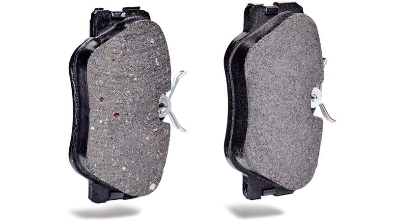Bremsbeläge nach einem Belastungstest: links die Fälschung, rechts das Original. Bremsbeläge nach einem Belastungstest: links die Fälschung, rechts das Original.