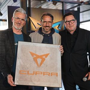 Besuch zur Cupra Tribe Night: Händlernetzchef Erik Händler (Mitte) gratulierte Markus Wiedmann (l.), Geschäftsführer Held & Ströhle, und Jörg Kamenz (r.), Geschäftsführer bei Volkswagen Group Retail Deutschland, zum neuen Schauraum.(Bild:  Aurel Dörner)