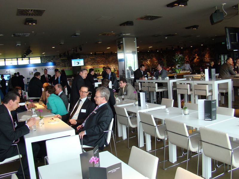 Blick in den Come-together-Bereich vor Veranstaltungsbeginn (Archiv: Vogel Business Media)