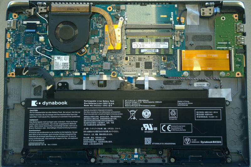 Die Speicherslots und der Akku sind beim Dynabook Tecra X50 leicht zugänglich. Die SSD sitzt allerdings auf der Rückseite des Mainboards. (Vogel IT-Medien)
