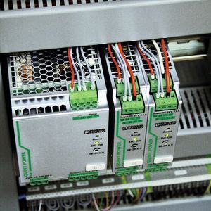 Bild 1: Die Quint-Power-Netzteile versorgen Aktorik und Sensorik der Montagelinie mit 24 VDC. Bild: Phoenix Contact