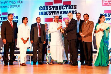 Governor of Tamil Nadu, Dr K Rosaiah awards a trophy to Dinesh Khanna, Director (Marketing & Sales) KSB Pumps. (Picture: KSB Pumps Limited)