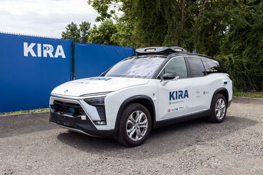 Die umgebauten Pkw der Marke Nio haben u. a. zusätzliche Sensoren erhalten – z. B. Lidare auf dem Dach, vorne und am hinteren Kotflügel.(Bild:  Deutsche Bahn AG/RMV/Arne Landwehr)