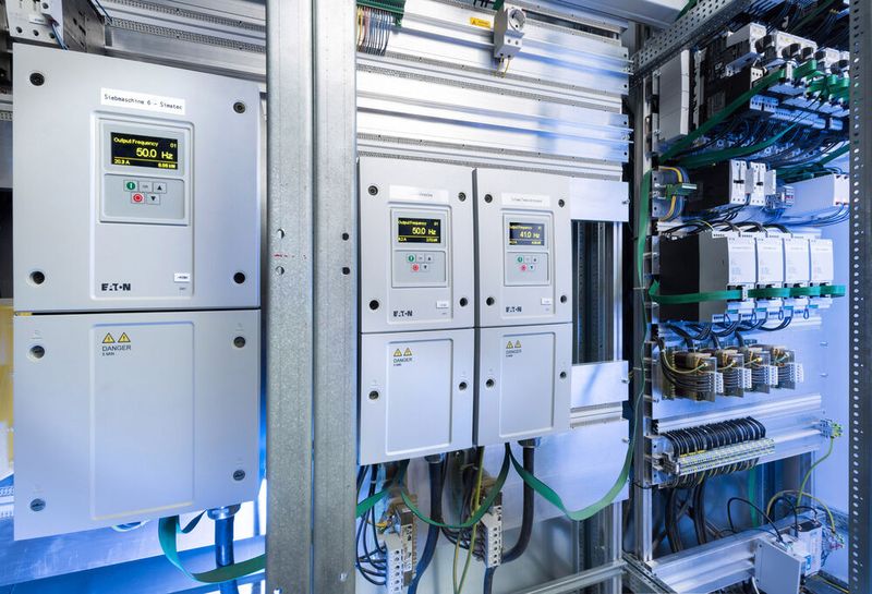 Im Splittwerk kommen die Frequenzumrichter Power-XL DA1 zum Einsatz (links und Mitte), Drehzahlstarter Power-XL DE1 übernehmen die Steuerung von Förder- und Dosierbändern (rechts). (Bild: Peter Obenaus/ Eaton)