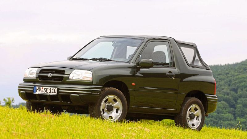 Die Cabrioversion des Vitara bietet die Möglichkeit, nach wenigen Handgriffen „oben ohne“ fahren zu können. Bereits 1989 wird der 3,62 Meter lange Vitara weltweit mehr als 64.000 Mal verkauft. Für standesgemäße Fortbewegung sorgt ein 1,6-Liter-Vierzylinder, der bei 5.400 Umdrehungen pro Minute 59 kW/80 PS entwickelt. (Bild: Suzuki)