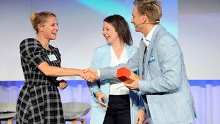 Exotec darf sich „Bayerns Bester Arbeitgeber 2024“ nennen. Dass das stimmt, hat das unabhängige Institut Great Place to Work per Mitarbeiterumfrage festgestellt. Hier bei der Übergabe der Auszeichnung. (Bild: Exotec)