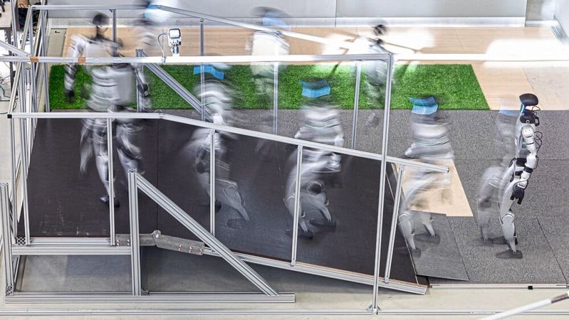 Teil des Benchmark-Tests: Durch Bewegungen mit verschiedenen Laufwegen auf einer Rampe wird die Fähigkeit zur Selbststabilisierung untersucht.(Bild:  Fraunhofer IPA/ Rainer Bez)