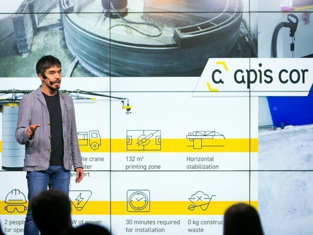 Platz 1: Apis CorDas russische Startup Apis Cor bezeichnet sich selbst als erstes Unternehmen, das in der Lage ist, ein komplettes Haus auf der Baustelle per 3D-Druck zu erstellen. Die Baukosten sollen so im Vergleich zu traditionellen Bauverfahren um bis zu 40 Prozent sinken. Firmengründer Nikita Chen-yun-tai (siehe Foto) möchte mit seinem 3D-Drucker auch beteiligt sein, wenn die ersten Häuser auf dem Mars entstehen. (Bild: Apis Cor)