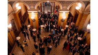More than 300 participants all over the world. View in the entrance hall of Villa Erba (Bild: IMA)