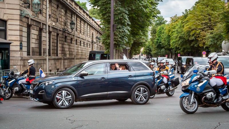 SUV statt Limousine: Der Peugeot 5008 punktet in Deutschland als Familienauto, in Frankreich fungierte er 2017 als Staatskarosse für Präsident Emmanuel Macron. (Bild: Peugeot)
