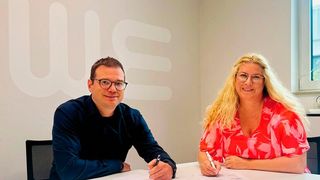 Wachstum mit Zukunftssicherung! Der Wemag-Geschäftsführer Christopher Schaus und die noch amtierende Geschäftsführerin von Werkzeug Weber, Vanessa Weber, unterschreiben die Übernahme durch Wemag. Lesen Sie hier, warum dieser Schritt getan wurde ... (Bild: Wemag)