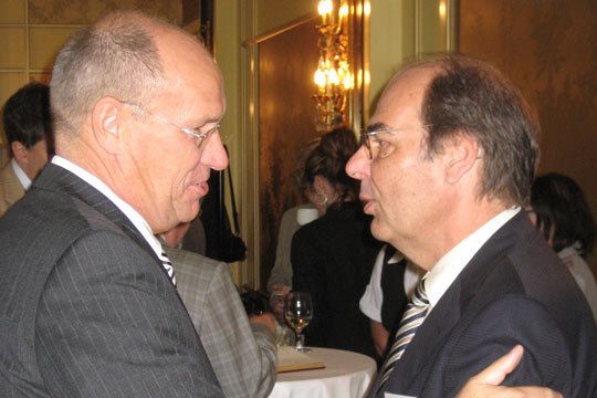 Durch zahlreiche Projekte miteinander verbunden: ZDK-Pressesprecher Helmut Blümer und Ernst Haack, Geschäftsführer Vogel Business Media (v.li.). (Archiv: Vogel Business Media)