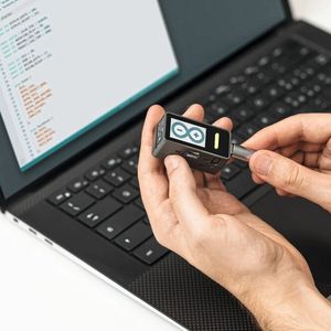 Arduino zeigt mit dem Nesso N1 ein kompaktes IoT-Kit, das den ESP32-C6 mit zusätzlichem Lora-Modul und mehreren Funkprotokollen in einem handlichen Gehäuse bündelt.(Bild:  Arduino)