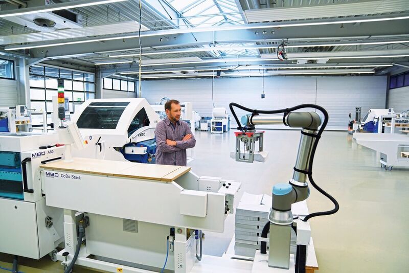 Der neue UR10e kommt in dem CoBo-Stack-Stapelroboter für Druckereien von MBO Postpress Solutions zum Einsatz, der jetzt auch schwerere Produkte transportiert. (UR)