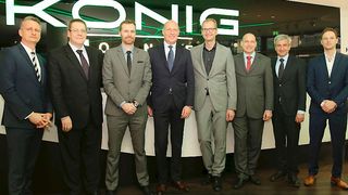Bei der Vertragsunterzeichnung in der König Lounge: (v. li.) Danilo Meile (Brand Manager Jeep im Autohaus König), Oliver Materson, Jan Scheidgen, Udo Kirk (alle FCA), Dirk Steeger (Geschäftsführer Autohaus König), Roger Matz (Leiter Netzentwicklung bei König), Steffen Höpcke (Brand Manager Fiat, König), Marcel Diebert (Brand Manager Fiat Professional, König).  (Foto: Fiat)