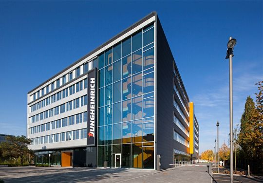 Kürzlich fand bei Jungheinrich in Hamburg die Hauptversammlung statt. Das Jahr 2022 war demnach ein sehr gutes. Man blickt nun weiter positiv in die Zukunft. Doch das Unternehmen musste auch einen Abschied hinnehmen.(Bild:  Jungheinrich)