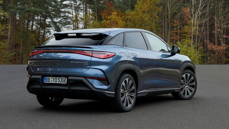 Den 4,83 Meter langen Sealion gibt es mit zwei Batteriegrößen und drei Ausstattungsvarianten. (Bild: BYD)