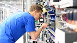 Viele Betriebe kommen beim Aufbau von Kompetenzen in Software, Robotik, künstliche Intelligenz oder dem Internet der Dinge nicht schnell genug voran.  (industrieblick - stock.adobe.com)