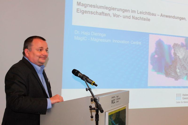Weiter ging es mit dem Thema Leichtbauwerkstoffe. Dr. Hajo Dieringa erläuterte in seinem Vortrag, welche Vor- und Nachteile Magnesiumlegierungen im Leichtbau mit sich bringen. (V. Siegl/konstruktionspraxis)