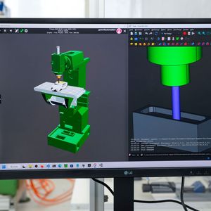 Der digitale Zwilling kalkuliert vor Arbeitsbeginn unter anderem Kosten und Energiebedarf, plant die Trajektorie und prüft diese auf Kollisionen. (Bild:  A. Sell/Smartfactory-KL)