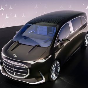 Der windschnittige Van steht auf Riesenrädern im 24-Zoll-Format.(Bild:  Mercedes-Benz)